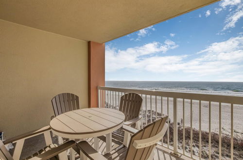 Foto 8 - Beachfront Condo With Indoor and Outdoor Pool