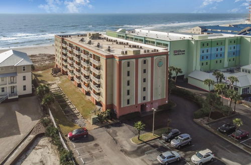 Foto 46 - Beachfront Condo With Indoor and Outdoor Pool