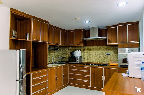 Photo 14 - Elegant 2Br With Extra Room Apartment At Sudirman Tower Condominium