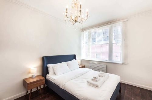 Photo 9 - Elegant, Airy 2 Bedroom Flat in Paddington