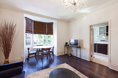 Photo 1 - Elegant, Airy 2 Bedroom Flat in Paddington