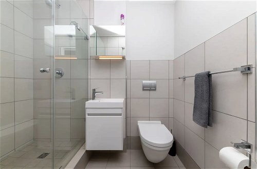 Photo 12 - Modern, Central and Secure Studio Apartment Cape Town
