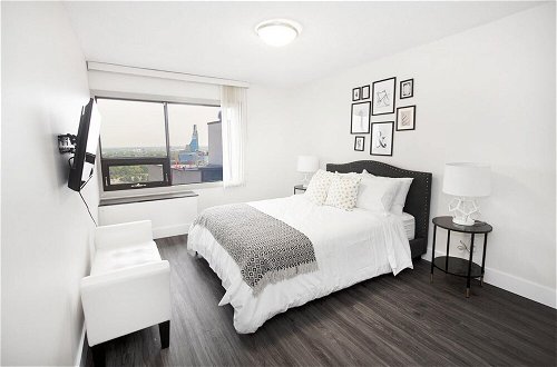 Foto 4 - Luxurious One-bedroom With in Suite Laundry and Parking