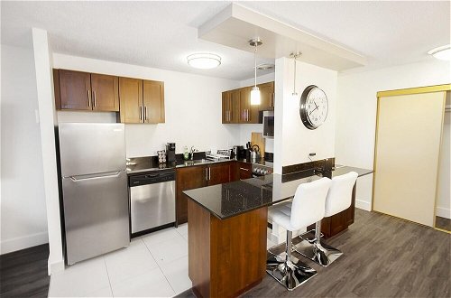 Photo 10 - Luxurious One-bedroom With in Suite Laundry and Parking