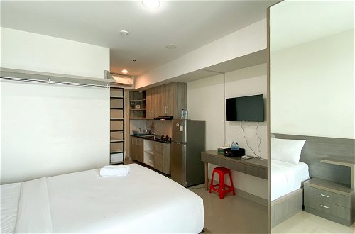 Foto 3 - Enjoy Living Studio Room At High Floor Grand Kamala Lagoon Apartment