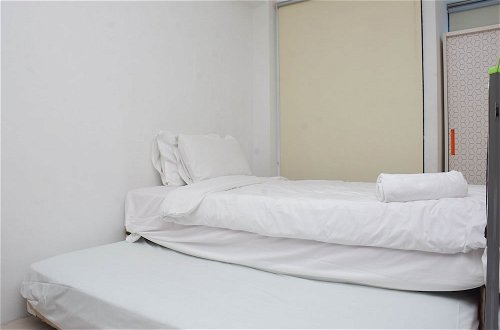 Foto 5 - Cozy Stay And Homey Studio At Tifolia Apartment