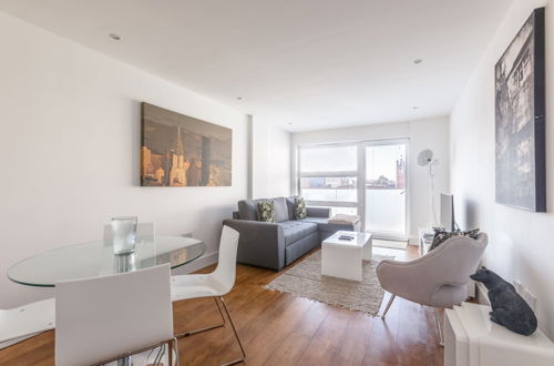 Photo 1 - Luxury 2-bed Flat, Parking and Close to the Tube
