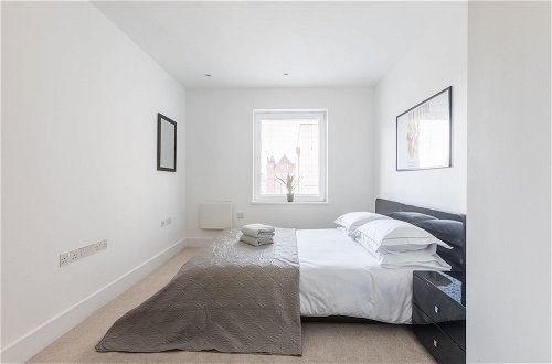 Photo 3 - Luxury 2-bed Flat, Parking and Close to the Tube