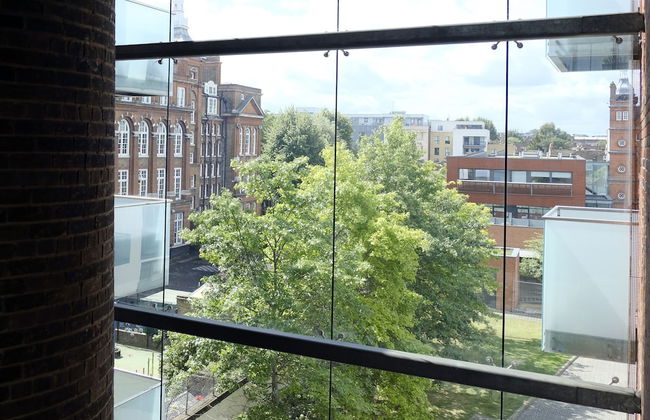 Luxury 2-bed Flat, Parking and Close to the Tube - Foto 35