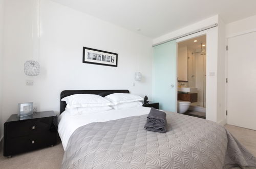 Foto 5 - Luxury 2-bed Flat, Parking and Close to the Tube