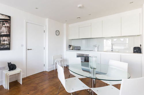 Foto 7 - Luxury 2-bed Flat, Parking and Close to the Tube