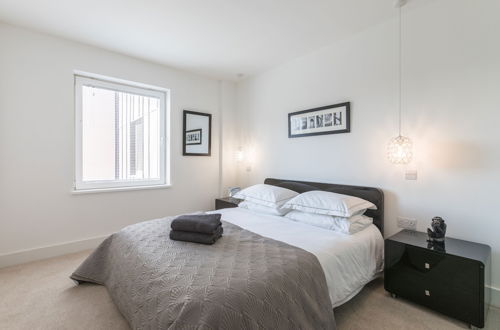 Photo 2 - Luxury 2-bed Flat, Parking and Close to the Tube