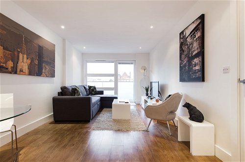 Photo 15 - Luxury 2-bed Flat, Parking and Close to the Tube