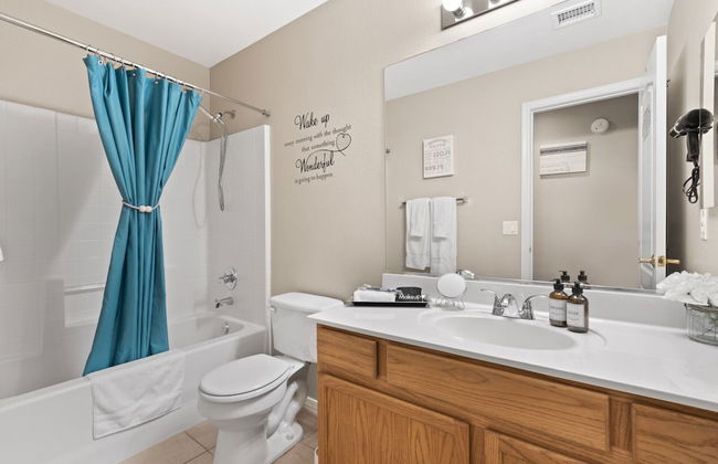 Cozy Hidden Gem - 3BR - 1Den w Backyard - Photo 26