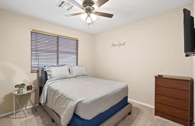 Cozy Hidden Gem - 3BR - 1Den w Backyard - Photo 4