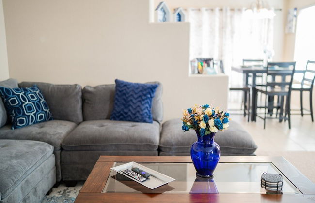 Cozy Hidden Gem - 3BR - 1Den w Backyard - Photo 1