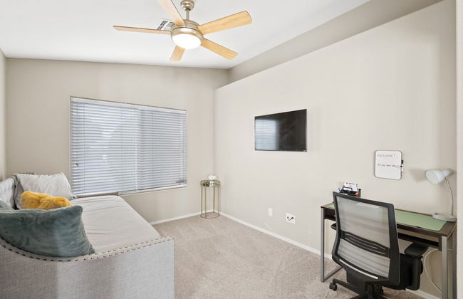 Cozy Hidden Gem - 3BR - 1Den w Backyard - Photo 5