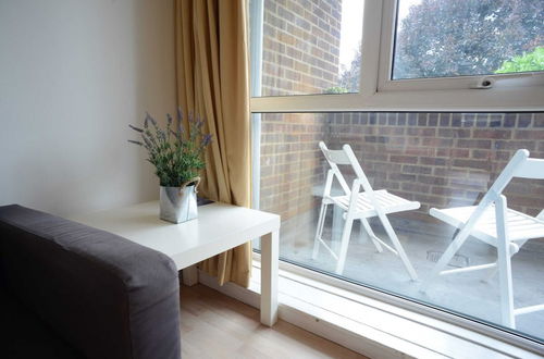 Photo 2 - Bright & Spacious Studio Flat in SE8