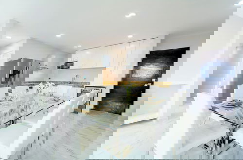 Foto 17 - Palmarena Rooms and Residences - Long Stay Comfort with Parking, Sauna, Gym and Pool (Steps from 5th Avenue)