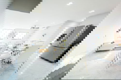 Foto 18 - Palmarena Rooms and Residences - Long Stay Comfort with Parking, Sauna, Gym and Pool (Steps from 5th Avenue)