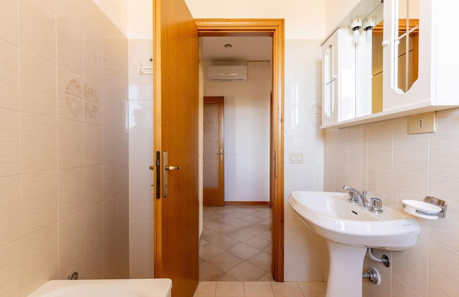 Serene Lakeview Apartment - Foto 16