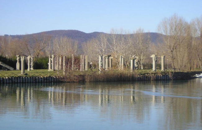 Serene Lakeview Apartment - Foto 33