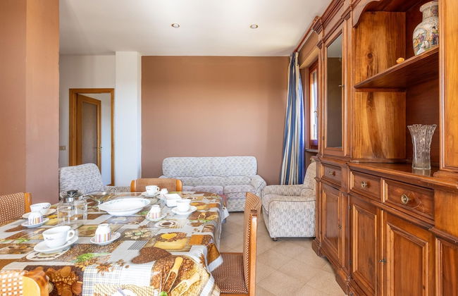 Serene Lakeview Apartment - Foto 24