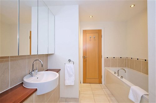 Photo 15 - Deluxe and Secure Apartment Close to Aberdeen City Centre