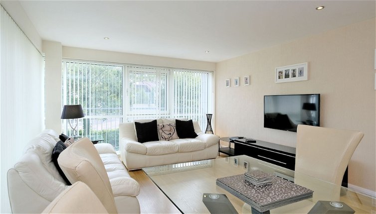 Photo 1 - Deluxe and Secure Apartment Close to Aberdeen City Centre