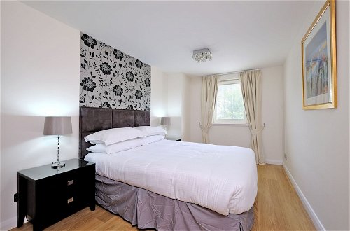Photo 2 - Deluxe and Secure Apartment Close to Aberdeen City Centre