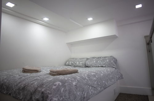 Photo 3 - Reading Town Centre- Studio Apartment