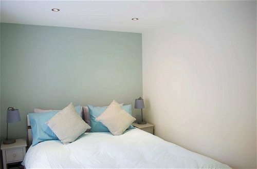 Photo 2 - Bright 1 Bedroom City Centre Home With Historic Twist