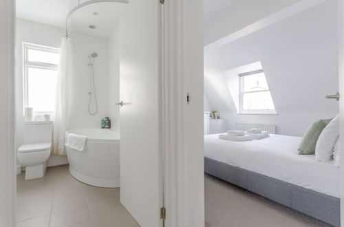 Photo 2 - Bright & Airy 1 Bedroom Apartment in Central London