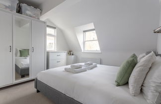 Photo 3 - Bright & Airy 1 Bedroom Apartment in Central London