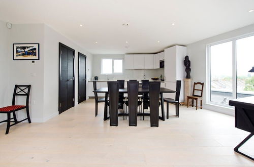 Foto 11 - Fabulous 2-bed Penthouse, Wimbledon