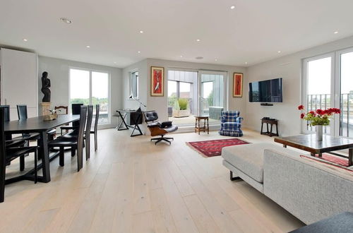 Photo 10 - Fabulous 2-bed Penthouse, Wimbledon