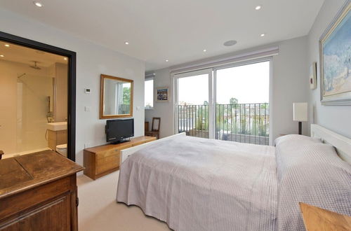 Photo 6 - Fabulous 2-bed Penthouse, Wimbledon