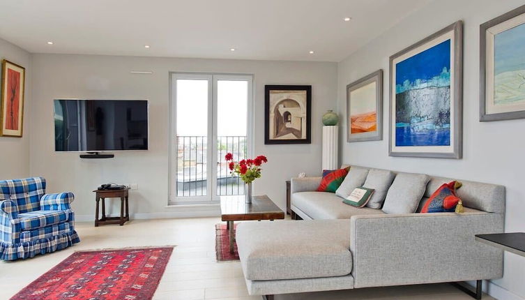 Photo 1 - Fabulous 2-bed Penthouse, Wimbledon