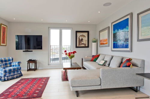 Photo 1 - Fabulous 2-bed Penthouse, Wimbledon