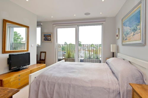 Photo 12 - Fabulous 2-bed Penthouse, Wimbledon