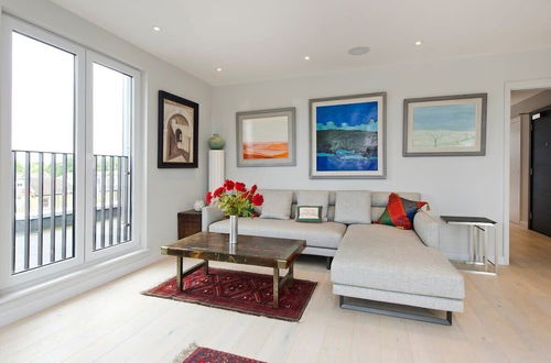 Photo 5 - Fabulous 2-bed Penthouse, Wimbledon