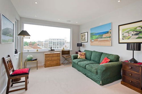 Photo 13 - Fabulous 2-bed Penthouse, Wimbledon