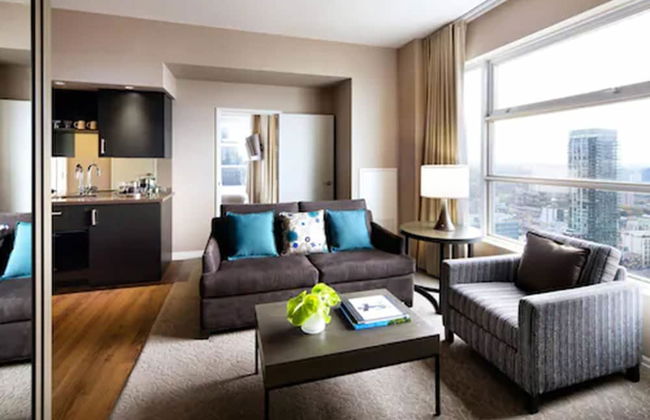 One King West Hotel & Residence - Photo 18