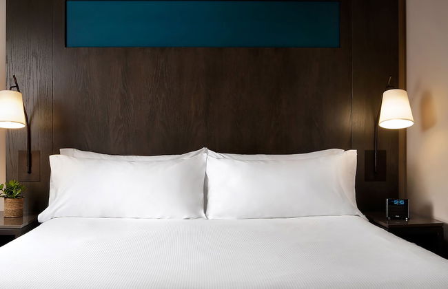 One King West Hotel & Residence - Photo 14