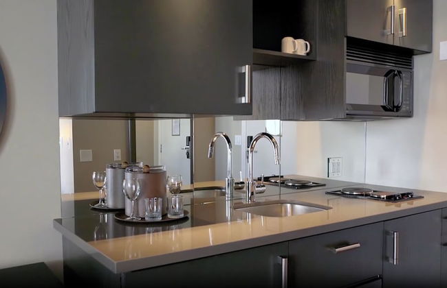 One King West Hotel & Residence - Photo 20