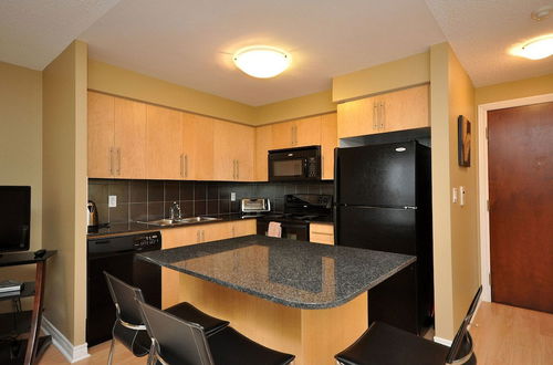 Photo 5 - NAPA Furnished Suites - Square One