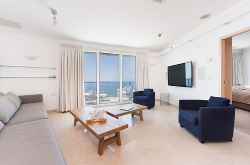 Photo 9 - Luxurious Apt W Panoramic Sea View - 75m