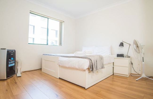 Spacious & Cozy Apartment In Heart Of Redfern - Photo 4
