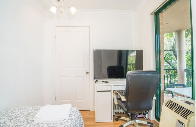 Spacious & Cozy Apartment In Heart Of Redfern - Photo 3