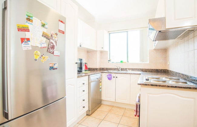 Spacious & Cozy Apartment In Heart Of Redfern - Photo 9